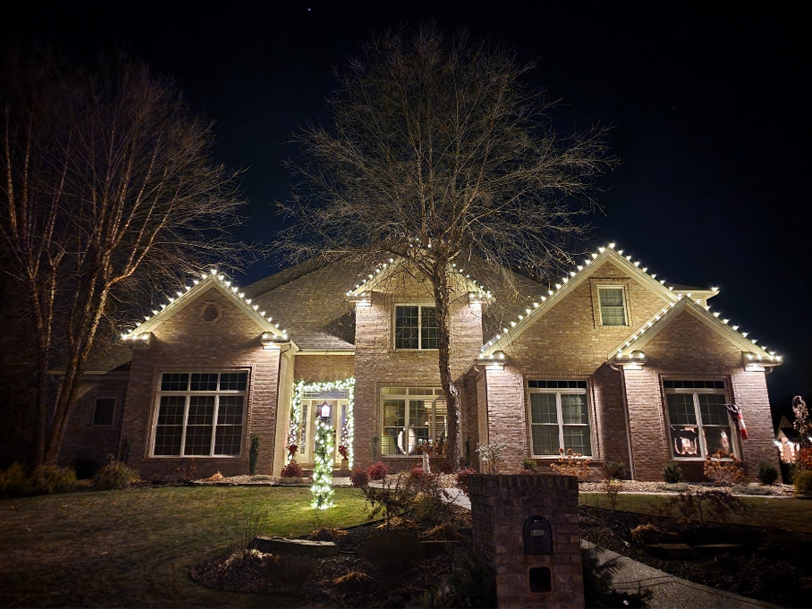 Snow's Holiday Lighting